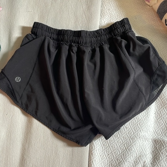 size 4 2.5 in black lululemon shorts perfect condition just don’t fit - Picture 2 of 2